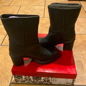 New blkupper leather boots. Naughty Monkey Sz: 6.5